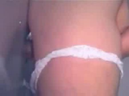 La follan a través del gloryhole y se acreza 