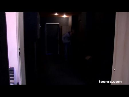 Teenrs.com阵雨中捷克美女的幸运偷窥间谍