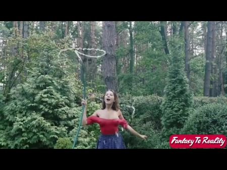 Belka spielen mit Wasser im Garten, 720p 