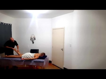 她去了按摩，但对射精的治疗师感到惊讶