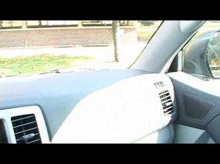 Dieses unglaublich geile große Titten Handjob im Auto lässt Sie mehr wollen 