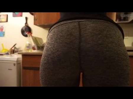 Garota peida em calças justas, jeans e calcinha 