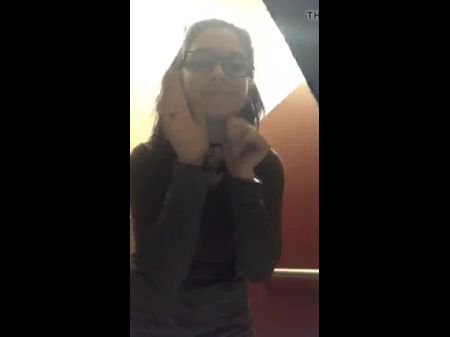 Sexy AyMee en el baño de la escuela flashea sus tetas y culo 