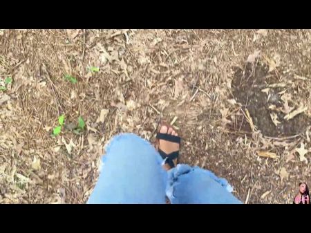 Mama geht barfuß draußen 