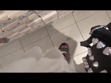 زوجة الأب الإيطالية نيكوليتا في متجر للملابس 