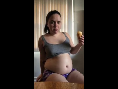 Kurzes dickes Mädchen spielt mit ihrem Bauch 