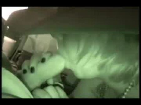 Девушка из колледжа удивлена ​​огромным членом, и ей это нравится 