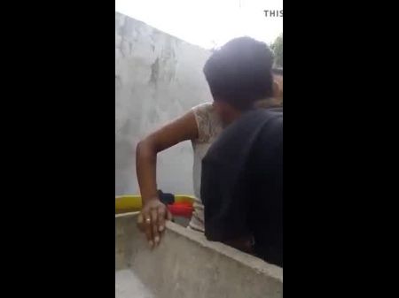متزوجة ، لا يمكن أن تقاوم وغرقت زوجها. 