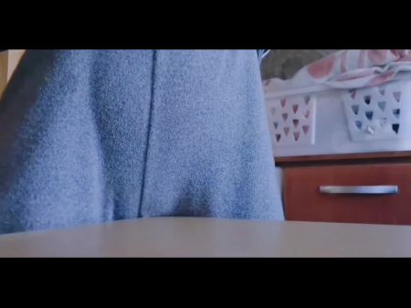 ¿Te has masturbado con una mesa en tu vida? Lo hice y se siente muy delicioso, estoy emocionado y muy húmedo 