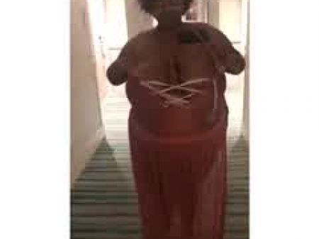 Solo Ebony Shaking enormes tetas 