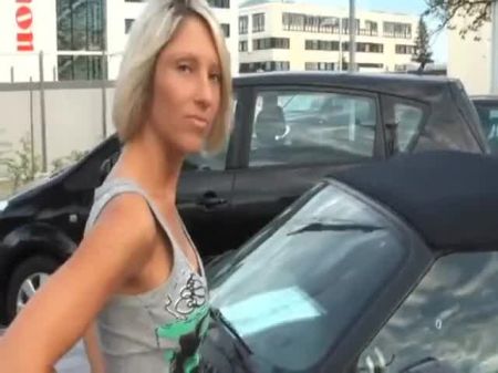 Blondes Mädchen aus Österreich verhandeln den Preis für ein Auto 