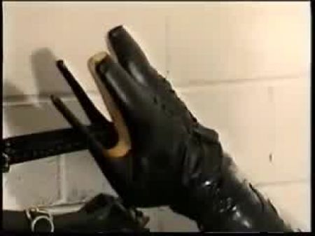 esclavo acosado en tacones de látex y ballet 