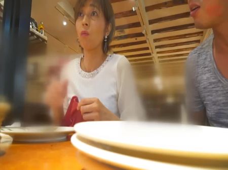 成熟的女人吞噬了年轻男子的公鸡部分。6