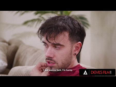 A bebê travessa Ryder Rey trapaceia para o namorado para o sexo anal com seu colega de quarto 