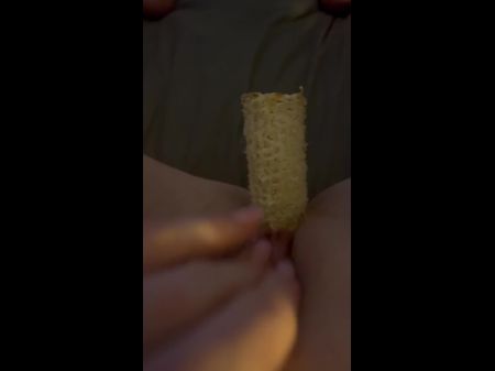 dedo mi coño lubricado húmedo mientras me follo con una mazorca de maíz 