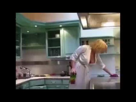 Minha madrasta na cozinha de manhã cedo Hotmoza 