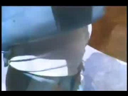 脸红的莱斯利用她的性感屁股勾引公鸡