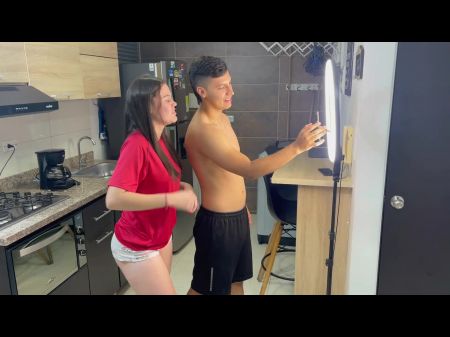 Ajudo minha pequena irmã com suas redes sociais. Acabei gozando na bunda dela. 