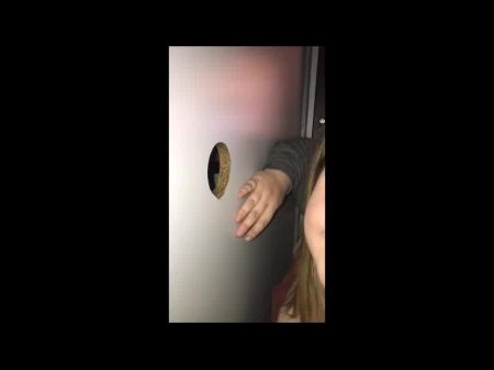 Жена быстро совершает кульминацию «Незнакомец» в Gloryhole 