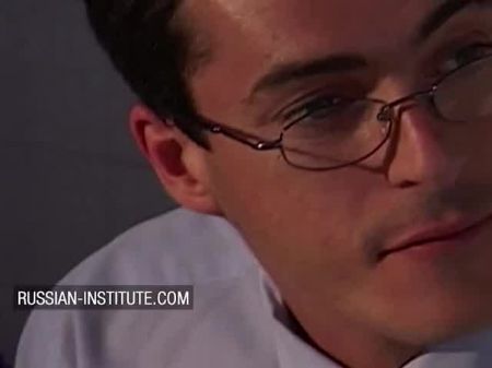 El Examen Médico En El Instituto Termina En Un Trío Sexy 