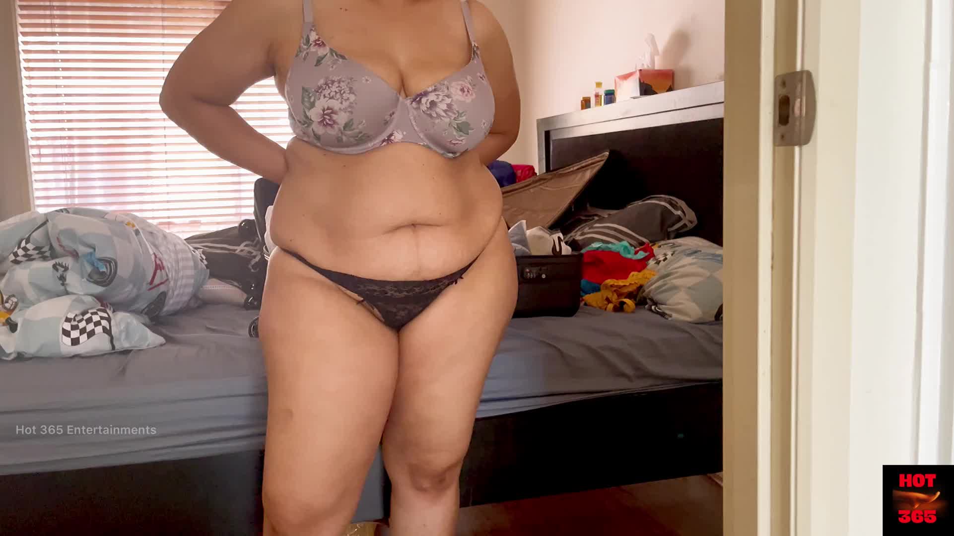 Mallu aunty revealing her assets