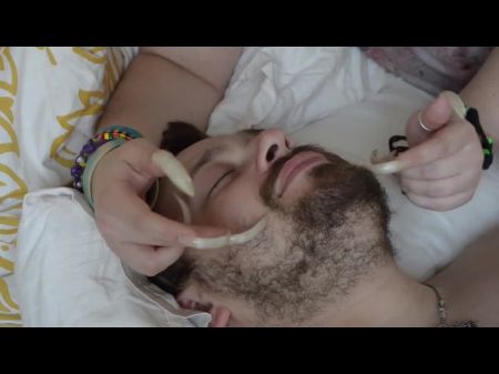 脸上用长锋利的指甲刮擦