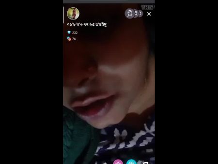 Tango Live Girl que muestra sus tetas 