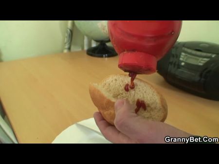A avó peituda de 70 anos tem gosto de seu pau 