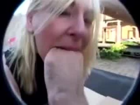 Dirty Slut Girl adora sus zapatos y pies Mastres en público 