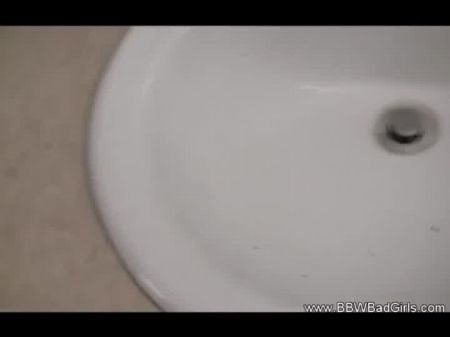Bbw Milf Films Herself Wanking In The Toilet