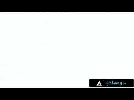 莉莉·贝尔（Lilly Bell）与GF维多利亚voxxx的浪漫约会变成了艰难的性爱