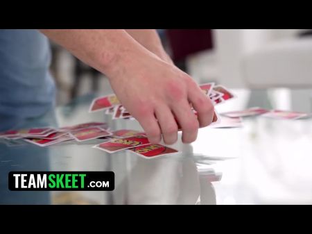 Naughty Latina Steptister يتيح لزوجة Stepbro تنزلق الديك النابض الضخم بين ثديها المرتفع 