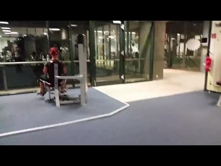 INS GESICHT GESPRITZT BEIM SPORT IM FITNESSTUDIO 