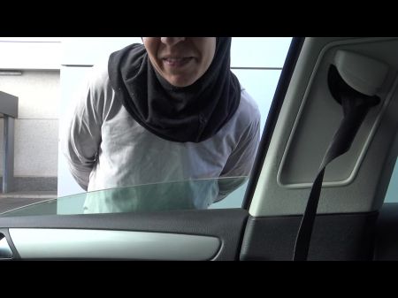 El alemán pervertido recoge a un refugiado sirio en Hijab 