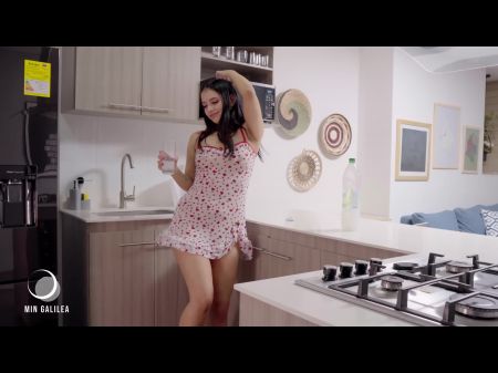 Una hermosa niña de India baila hasta el ritmo de Ringa Ringa mientras se masturba. Min Galilea 