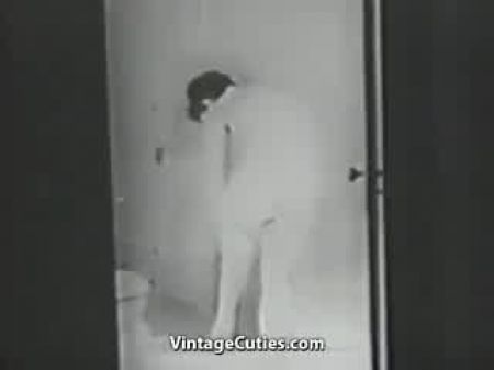 Geile Hausmeister spioniert ein Paar mit Sex (Vintage der 1920er Jahre) 
