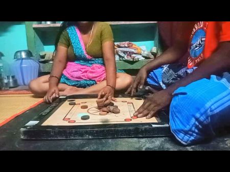 村庄Bigg Boobs Aunty Bigg Boobs Aunty Carrom Board正在与Man一起玩
