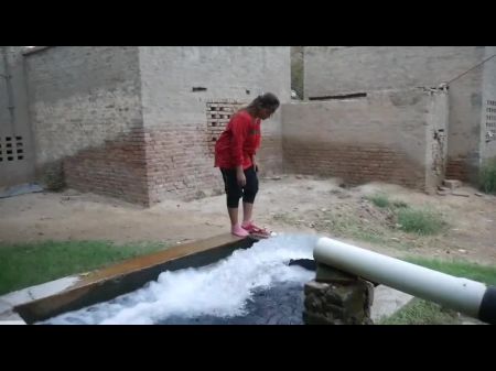 Desi niña india bañándose en la piscina, niña del pueblo tomando bañeras 