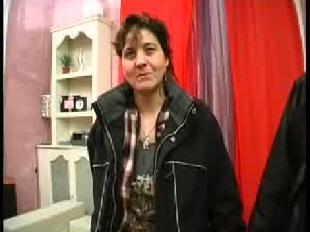 Er sieht zu, wie seine schüchterne Frau von Typen gefickt wird 