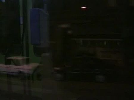 wilde Brünette Teen aus Deutschland Essen in der Öffentlichkeit 