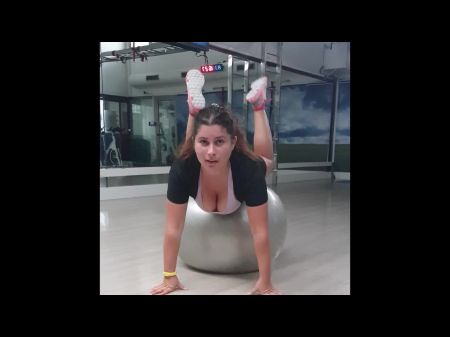 adolescente caliente con grandes tetas y culo perfecto en el gimnasio calentándose para el sexo en perrito. Enorme semen en gilipollas 
