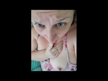 Doms Stimme redet sie durch ihren Orgasmus, als er sie auf ihrem Bluetooth Vibe Toy Lush 