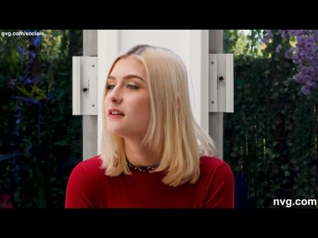 Chica burbujeante de al lado dispuesto a hacer casi cualquier cosa para entrar en una nueva línea de trabajo 