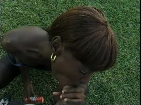 Increíble mujer negra tiene polla blanca y la chupa de rodillas en la hierba 