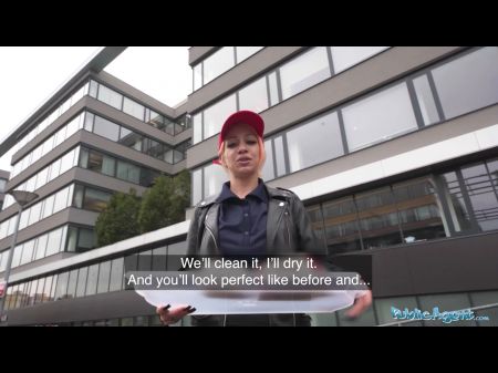 女服务员弄乱了他的裤子，并愿意在厕所里操他