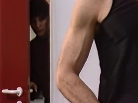 темноволосая немецкая секретарь получает свою волосатую пизду в офисе 