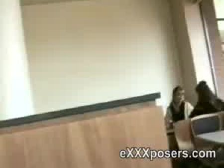 在汽车后部脱衣服和闪烁