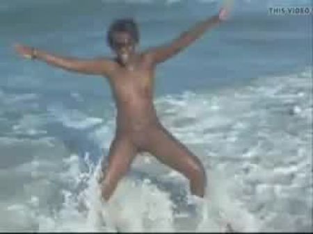 Nude Beach Little Tits Afrikanische Pinkeln Für Kamera 