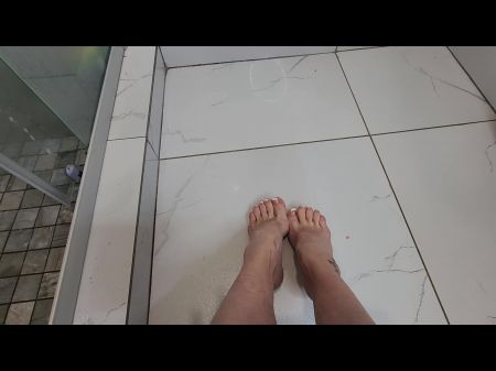 Sexy junge Milf neckt meinen Schwanz mit ihren sexy Füßen und Zehen 