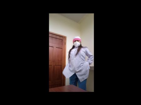 当办公室里没有病人时，我喜欢自慰并展示我的阴道